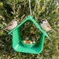 Moderner hausförmiger hängender Vogelfutterspender